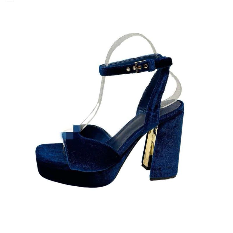 Mary Jane stiliaus perforuoti sandalai, apvaliu nosimi, sagties užsegimas, stora kulnėlė, kulnas virš 8 cm