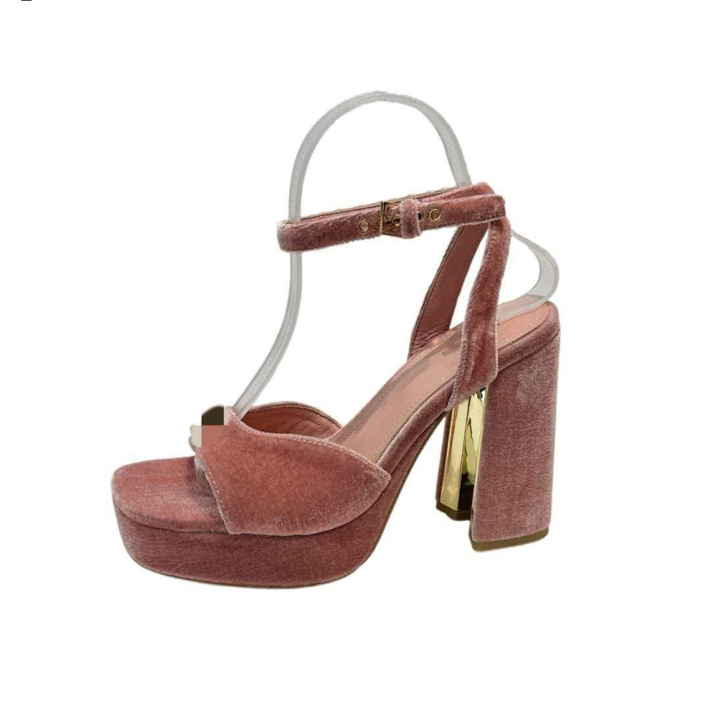 Mary Jane stiliaus perforuoti sandalai, apvaliu nosimi, sagties užsegimas, stora kulnėlė, kulnas virš 8 cm