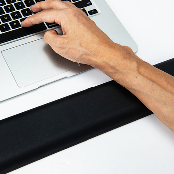 Паметна пяна клавиатурна подложка за китката с гумирана повърхност, едностранна, инжекционно формована.