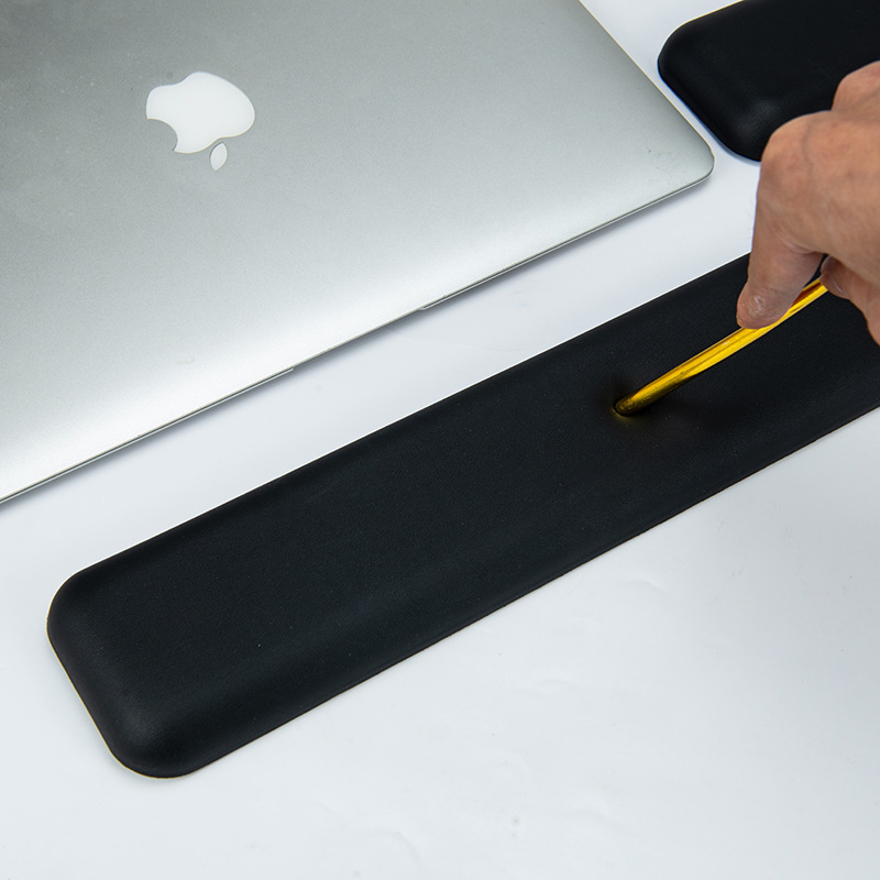 Паметна пяна клавиатурна подложка за китката с гумирана повърхност, едностранна, инжекционно формована.