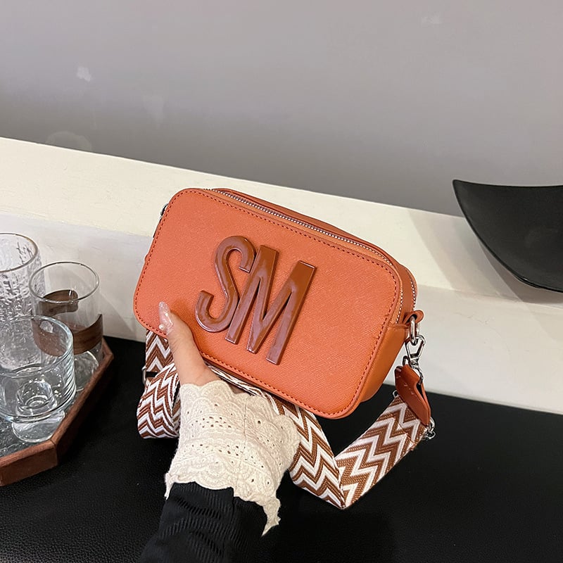 Teksturirana PU crossbody torba, horizontalni kvadratni oblik, zatvaranje na zip, unutarnja džep sa zipom, podstava od sintetičke kože