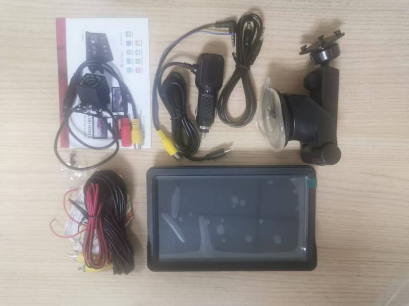 7-inčni prijenosni PND navigacijski sustav za automobil, MP5 multimedija, Bluetooth, kompatibilan CarPlay/Android Auto, dvojezgreni procesor, 8GB RAM, 480x800 rezolucija, USB-C priključak