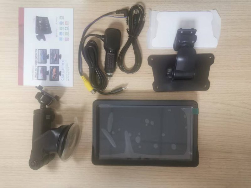7-inčni prijenosni PND navigacijski sustav za automobil, MP5 multimedija, Bluetooth, kompatibilan CarPlay/Android Auto, dvojezgreni procesor, 8GB RAM, 480x800 rezolucija, USB-C priključak