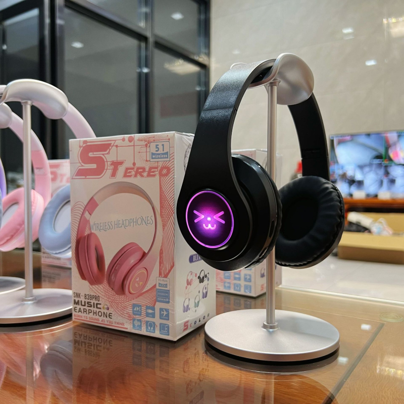 Ασύρματα ακουστικά κεφαλής για gaming με φωτιζόμενη ένδειξη, εμβέλεια 15 m, Bluetooth 5.0, αυτονομία 4-8 ωρών, υποστήριξη κλήσεων και αναπαραγωγής μουσικής