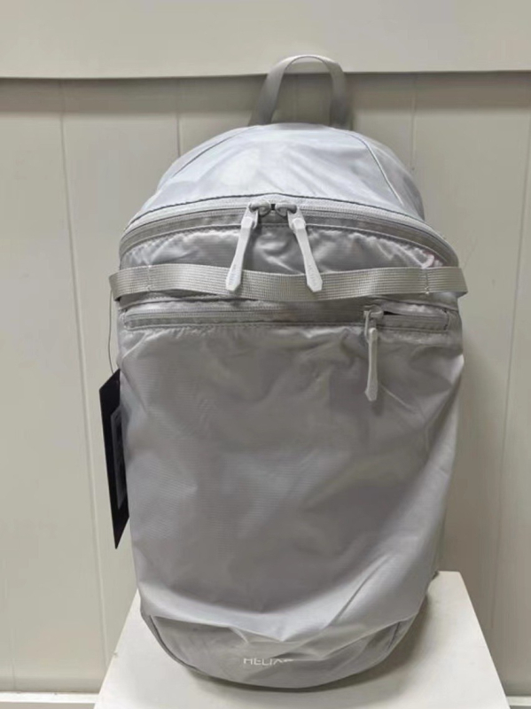 Unisex dnevni backpack za putovanja – lagan, vodootporan najlon, kapacitet ispod 20 L, džep za 10-inčni prijenosnik, ergonomske zakrivljene naramenice