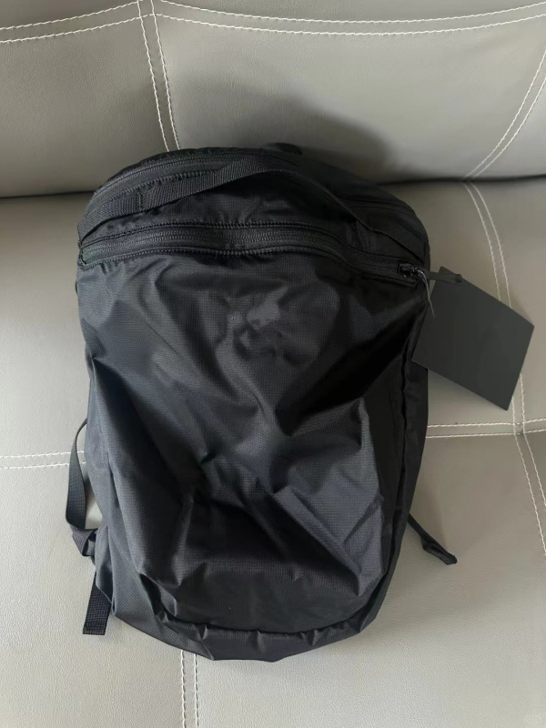 Unisex dnevni backpack za putovanja – lagan, vodootporan najlon, kapacitet ispod 20 L, džep za 10-inčni prijenosnik, ergonomske zakrivljene naramenice