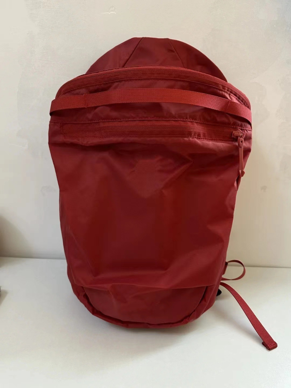 Unisex dnevni backpack za putovanja – lagan, vodootporan najlon, kapacitet ispod 20 L, džep za 10-inčni prijenosnik, ergonomske zakrivljene naramenice