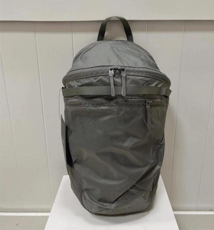 Unisex dnevni backpack za putovanja – lagan, vodootporan najlon, kapacitet ispod 20 L, džep za 10-inčni prijenosnik, ergonomske zakrivljene naramenice