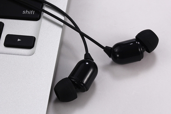 Ушна жична мониторна слушалка, модел 3M, 3,5 мм жак, кабел 3 м, честотен диапазон 20–2000 Hz, изкривяване 0,01%