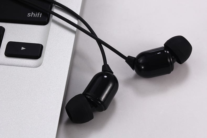 Ушна жична мониторна слушалка, модел 3M, 3,5 мм жак, кабел 3 м, честотен диапазон 20–2000 Hz, изкривяване 0,01%