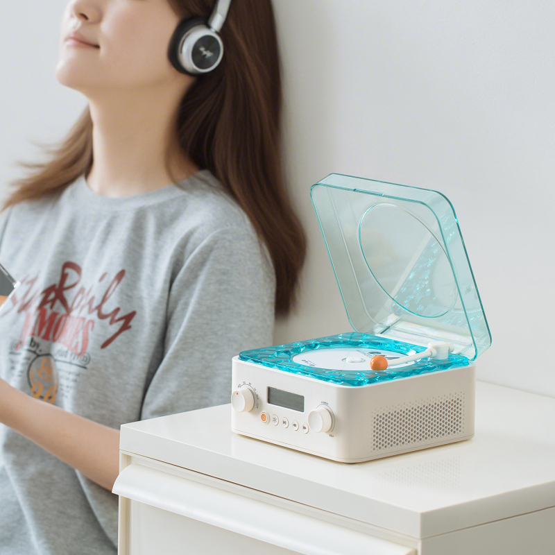 Kw700 CD atskaņotājs — CD atskaņošana, diska ievietošana paletes tipā, spriegums 5V, jauda 10W, RCA izeja