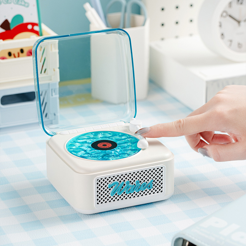 Kw700 CD atskaņotājs — CD atskaņošana, diska ievietošana paletes tipā, spriegums 5V, jauda 10W, RCA izeja