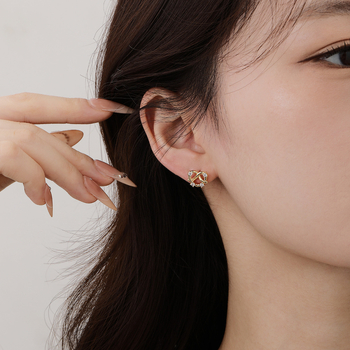 Szív alakú fülklipsz - aranyozott réz, gyémánt díszítés, elektroplattálás, 2025 ősz kiadás, női divatos fülbevaló