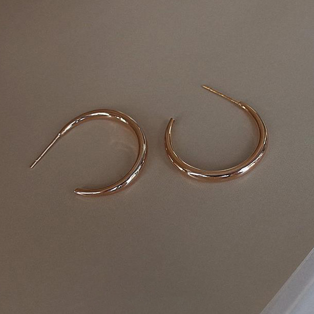 Naušnice geometrijskog dizajna od bakra, elektroplatinirane, u stilu laganog luksuza