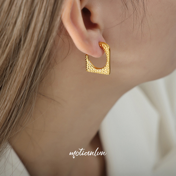 Cercei L-shaped din oțel titan cu electroplating, textură 3D geometrică în formă de picătură de apă, unisex, stil ins