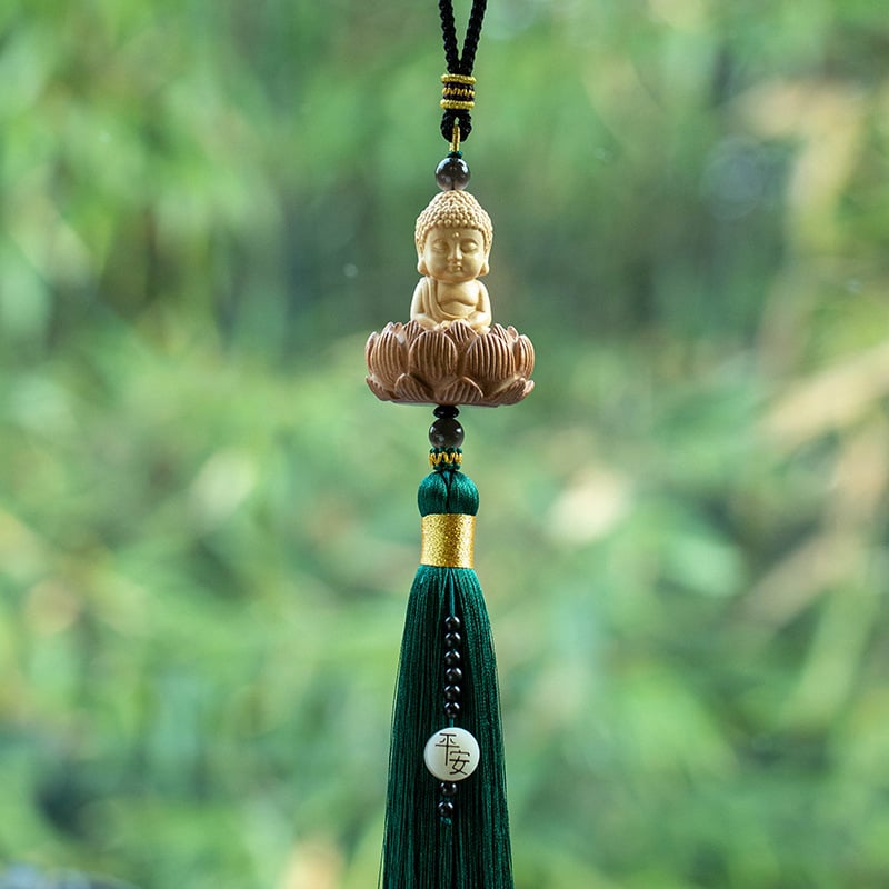 Pandantiv auto din lemn cu Buddha mic, bază de lotus și ciucuri lungi; decor interior modern.