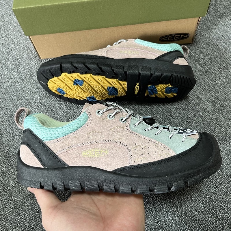 Uniszex valódi bőrből készült könnyű túracipő — rugalmas pántos felhúzás, alacsony felsőrész, gumírozott talp, légáteresztő mesh belső