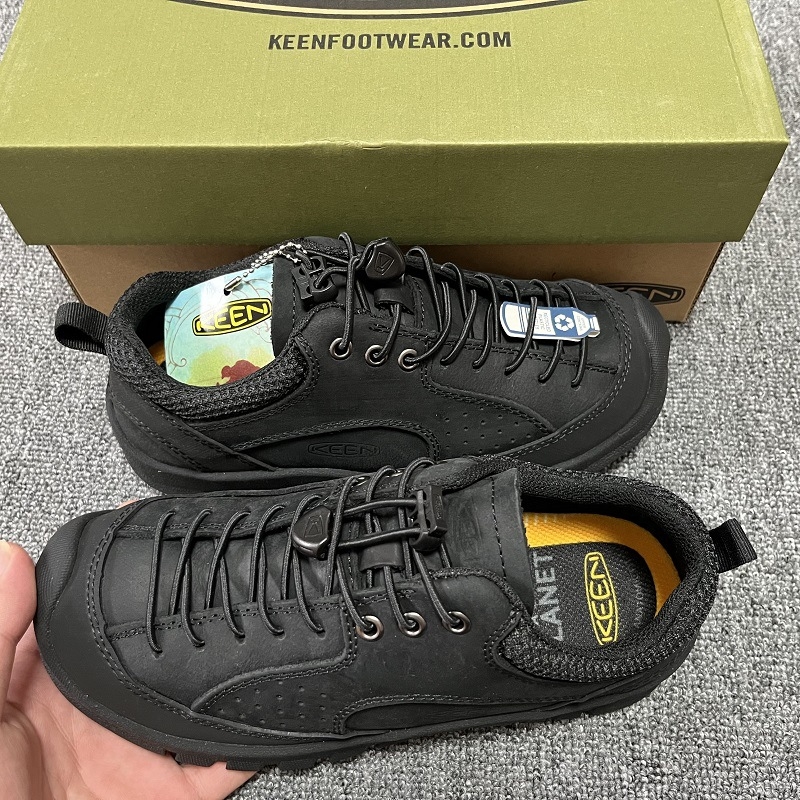 Uniszex valódi bőrből készült könnyű túracipő — rugalmas pántos felhúzás, alacsony felsőrész, gumírozott talp, légáteresztő mesh belső