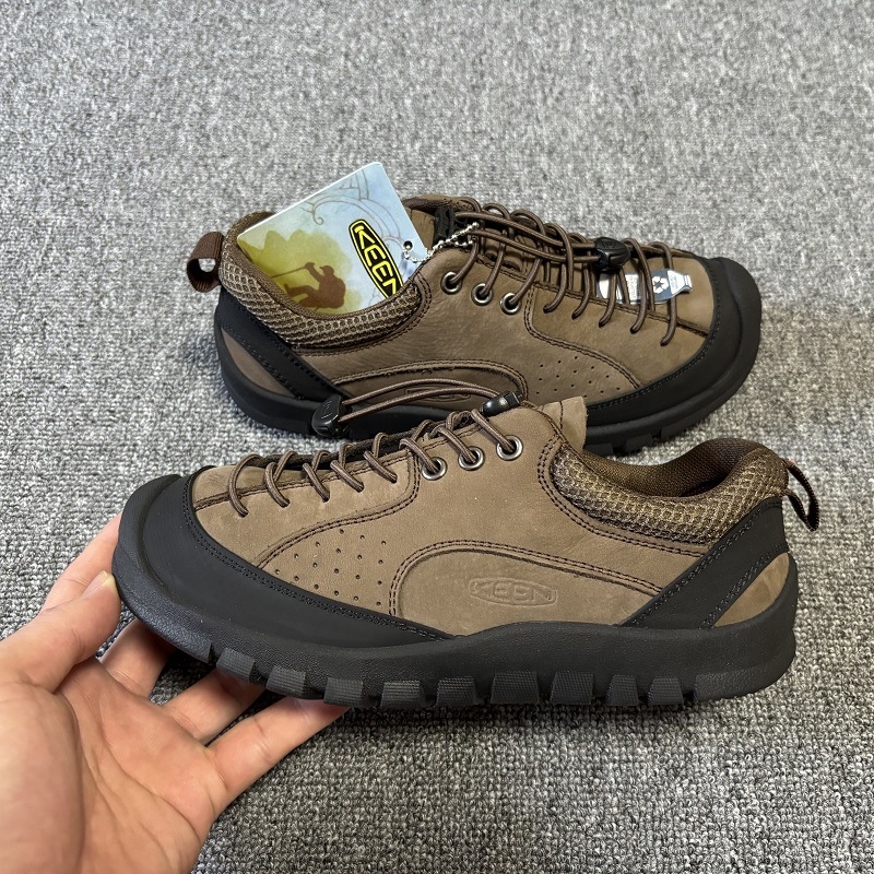 Uniszex valódi bőrből készült könnyű túracipő — rugalmas pántos felhúzás, alacsony felsőrész, gumírozott talp, légáteresztő mesh belső