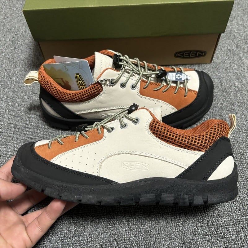 Uniszex valódi bőrből készült könnyű túracipő — rugalmas pántos felhúzás, alacsony felsőrész, gumírozott talp, légáteresztő mesh belső