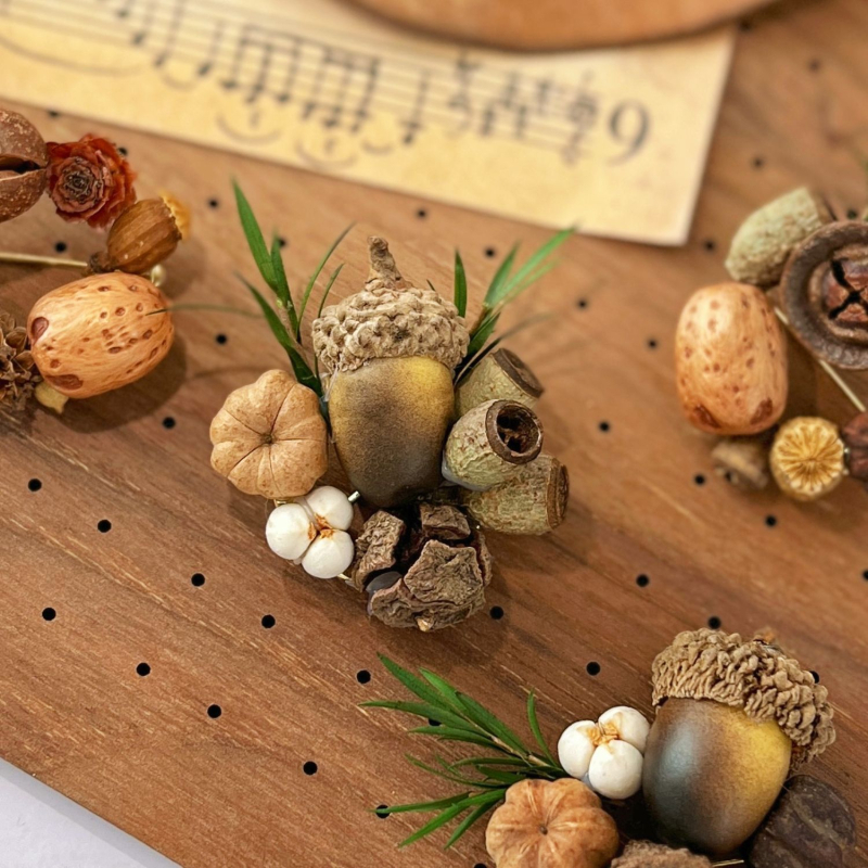 Broš Acorn Plant Serije — ručno izrađena od suhih drvenih čipova, šumski stil, vintage nakit za žene (Proljeće 2025)