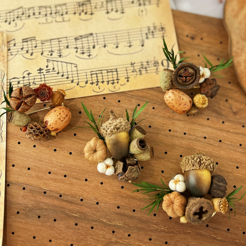 Broš Acorn Plant Serije — ručno izrađena od suhih drvenih čipova, šumski stil, vintage nakit za žene (Proljeće 2025)