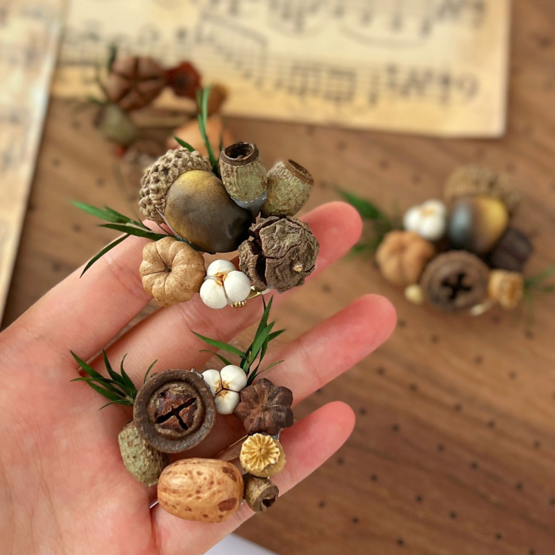 Broš Acorn Plant Serije — ručno izrađena od suhih drvenih čipova, šumski stil, vintage nakit za žene (Proljeće 2025)
