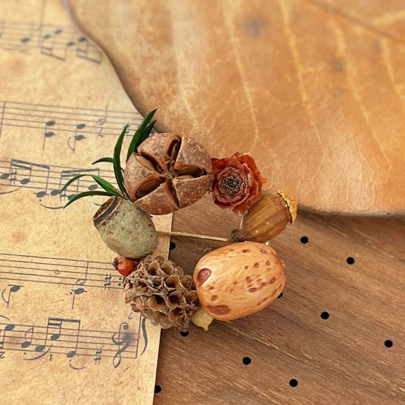 Broš Acorn Plant Serije — ručno izrađena od suhih drvenih čipova, šumski stil, vintage nakit za žene (Proljeće 2025)
