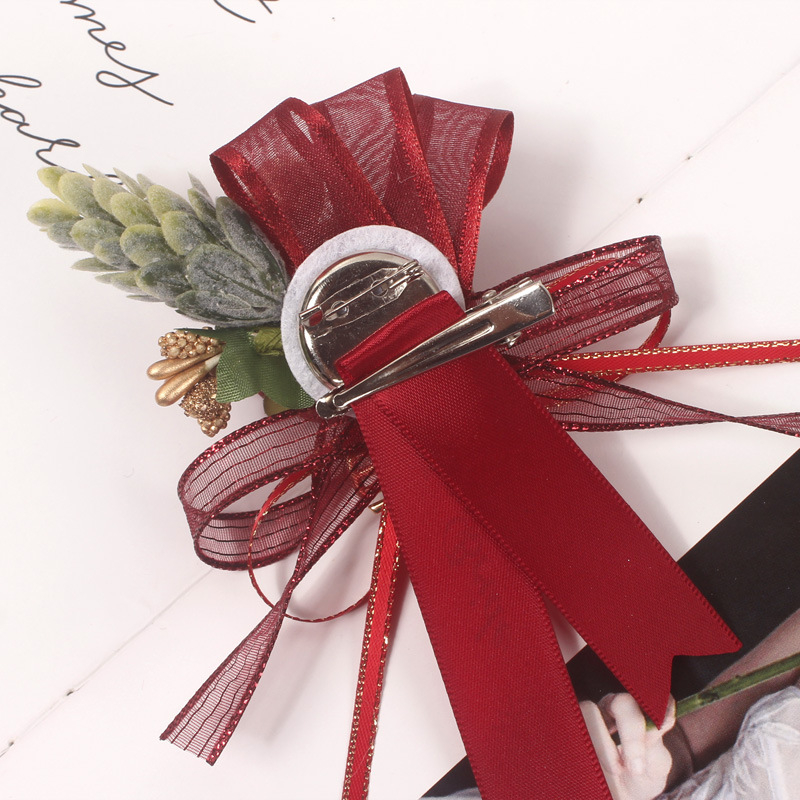 Esküvői botoniera menyasszony és vőlegény számára – Mori stílus, fém és selyem virág, testreszabható logóval, ragasztó hátlappal