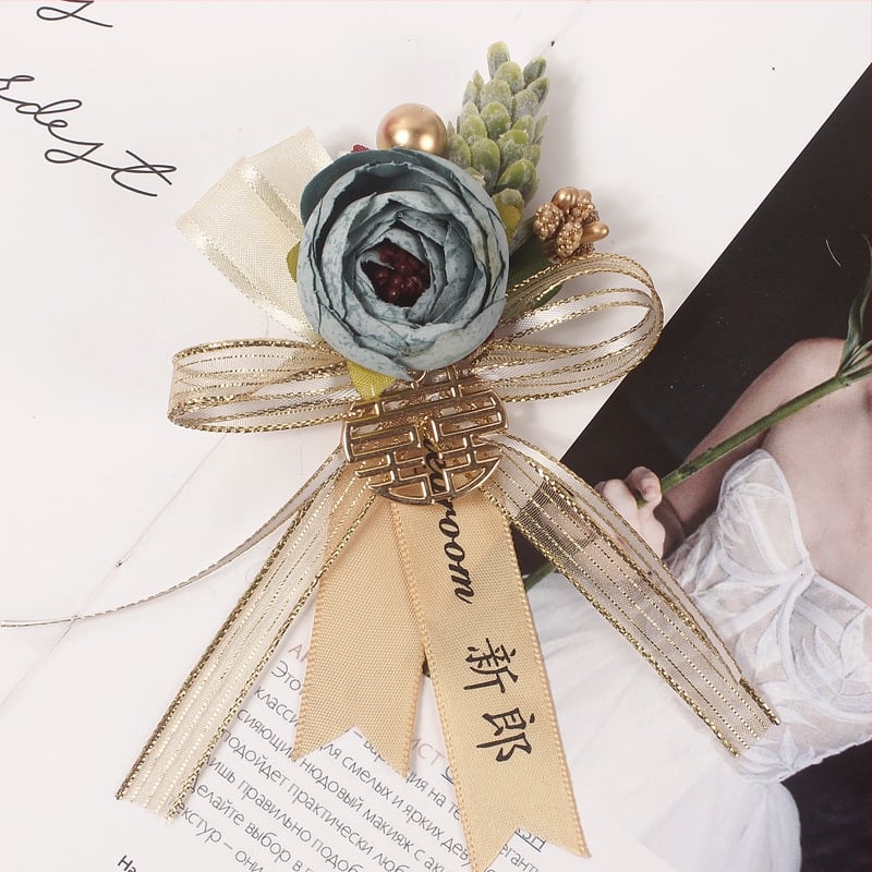 Vestuvių boutonniere nuotakai ir jaunikliui – Mori stilius, metalas ir šilkas gėlė, pritaikoma su logotipo spauda, lipni nugaros plokštelė