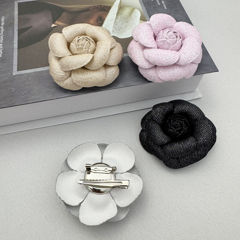 Tekstilna broš Camellia cvijet, retro, unisex, rever pin, memorijalna funkcija (Materijal: tekstil; Oblik: cvijet; Stil: retro/unisex; Funkcija: memorijalna)