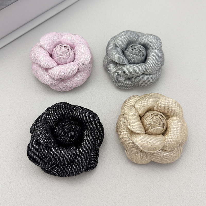 Tekstilna broš Camellia cvijet, retro, unisex, rever pin, memorijalna funkcija (Materijal: tekstil; Oblik: cvijet; Stil: retro/unisex; Funkcija: memorijalna)