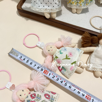 Korėjiečių stiliaus miela ilgaplaukė lėlė – pakabukas maišams, gėlių raštas, kvėpuojantis medvilnės-linų audinys