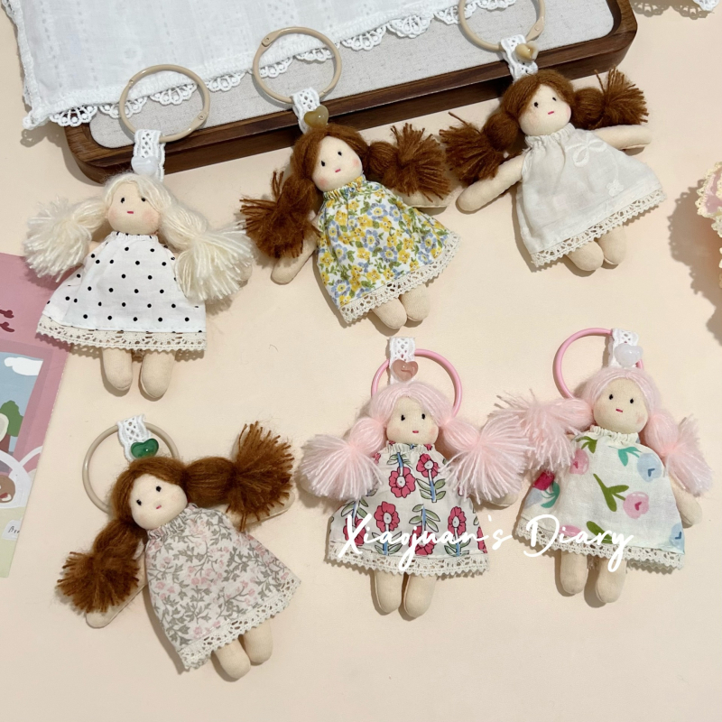 Korėjiečių stiliaus miela ilgaplaukė lėlė – pakabukas maišams, gėlių raštas, kvėpuojantis medvilnės-linų audinys