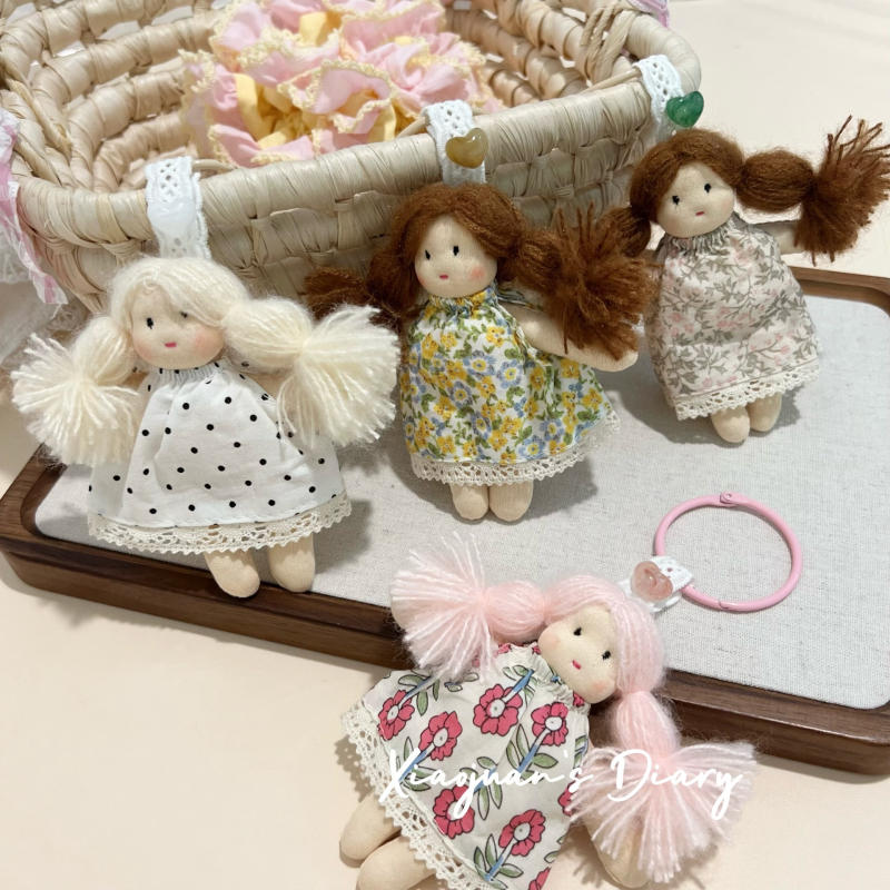 Korėjiečių stiliaus miela ilgaplaukė lėlė – pakabukas maišams, gėlių raštas, kvėpuojantis medvilnės-linų audinys