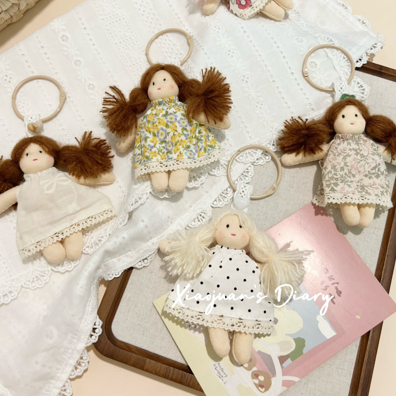 Korėjiečių stiliaus miela ilgaplaukė lėlė – pakabukas maišams, gėlių raštas, kvėpuojantis medvilnės-linų audinys