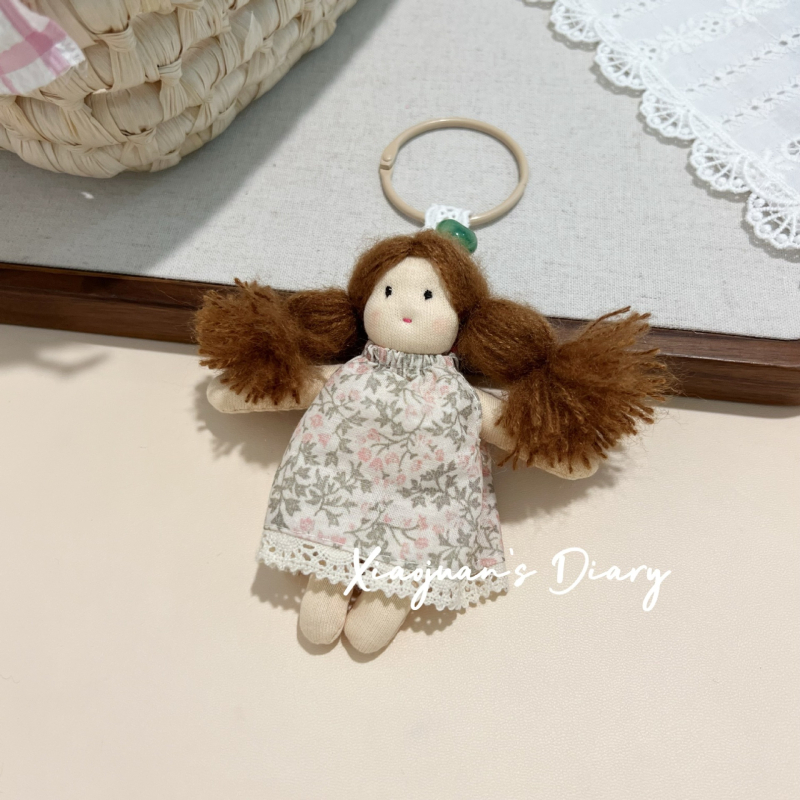 Korėjiečių stiliaus miela ilgaplaukė lėlė – pakabukas maišams, gėlių raštas, kvėpuojantis medvilnės-linų audinys