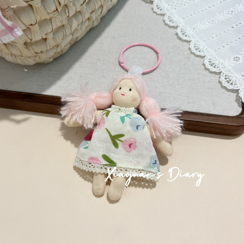 Korėjiečių stiliaus miela ilgaplaukė lėlė – pakabukas maišams, gėlių raštas, kvėpuojantis medvilnės-linų audinys