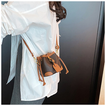 Geantă bucket din PU, închidere cu șnur, formă de găleată, căptușeală poliester, buzunar interior laminat cu fermoar