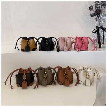 Geantă bucket din PU, închidere cu șnur, formă de găleată, căptușeală poliester, buzunar interior laminat cu fermoar