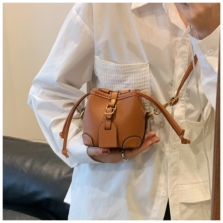 Geantă bucket din PU, închidere cu șnur, formă de găleată, căptușeală poliester, buzunar interior laminat cu fermoar