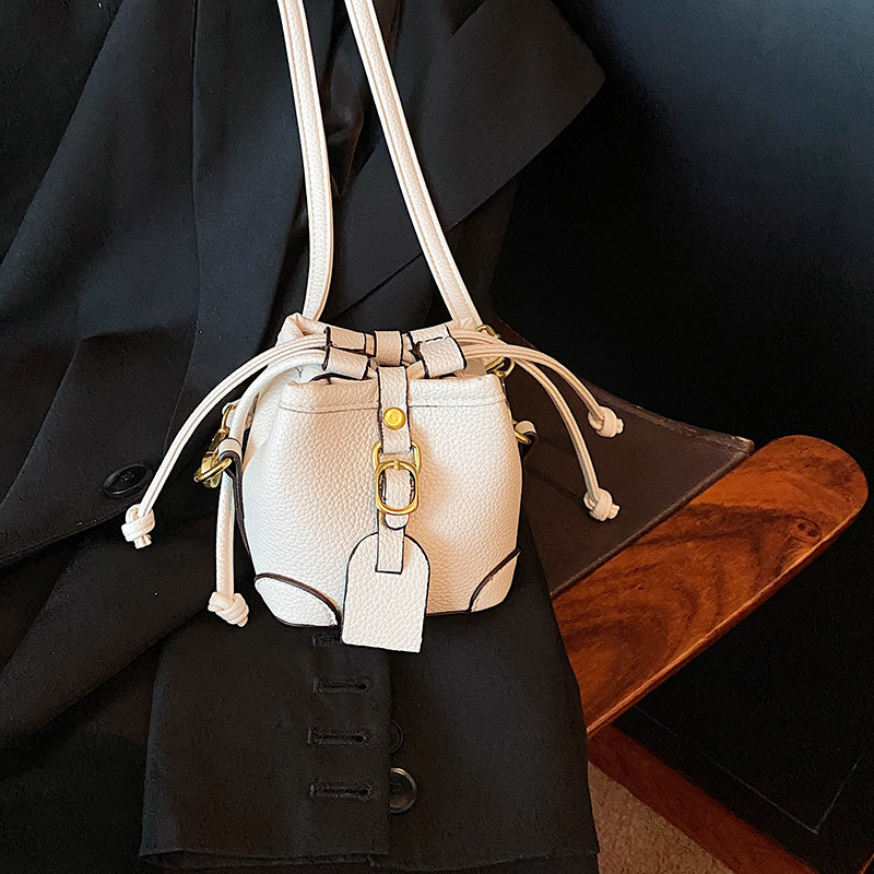 Geantă bucket din PU, închidere cu șnur, formă de găleată, căptușeală poliester, buzunar interior laminat cu fermoar