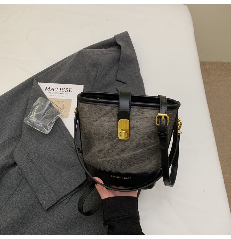 Ženska mala bucket torba, ljeto 2025, svestrana retro casual PU koža, torba na rame ili crossbody