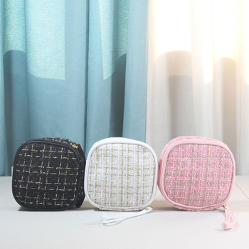 Geantă de machiaj în stil urban minimalist, material textil, căptușeală din poliester, închidere cu fermoar, construcție moale