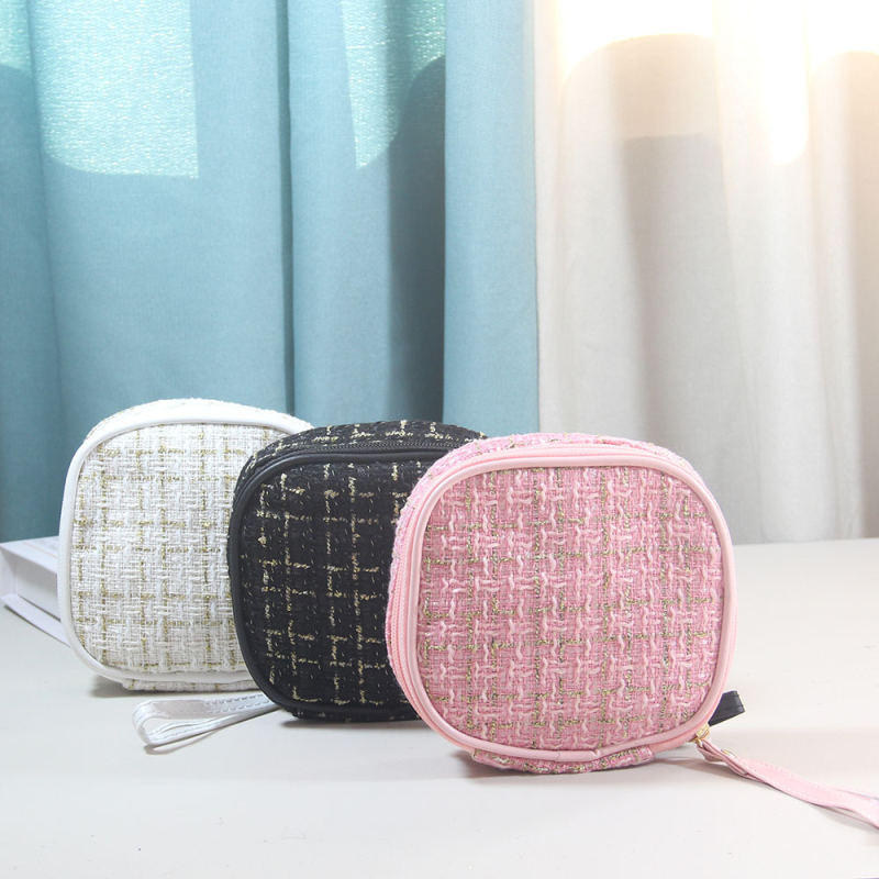 Geantă de machiaj în stil urban minimalist, material textil, căptușeală din poliester, închidere cu fermoar, construcție moale