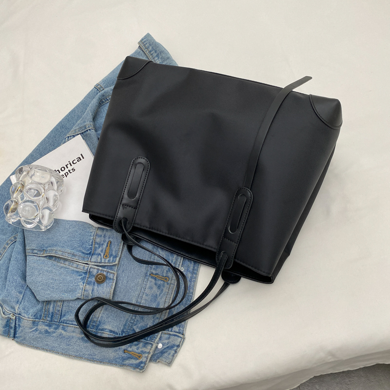 Geantă Tote pentru femei - stil pe umăr crossbody, material: mătase cu imprimeu floral, formă-orizontală pătrată, închidere cu capac, buzunar interior cu fermoar