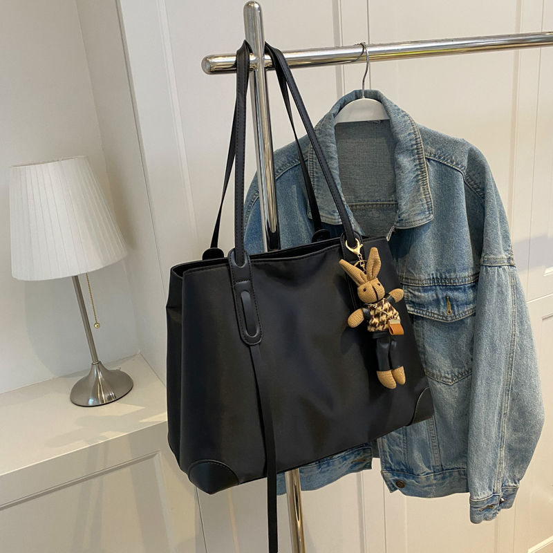 Geantă Tote pentru femei - stil pe umăr crossbody, material: mătase cu imprimeu floral, formă-orizontală pătrată, închidere cu capac, buzunar interior cu fermoar