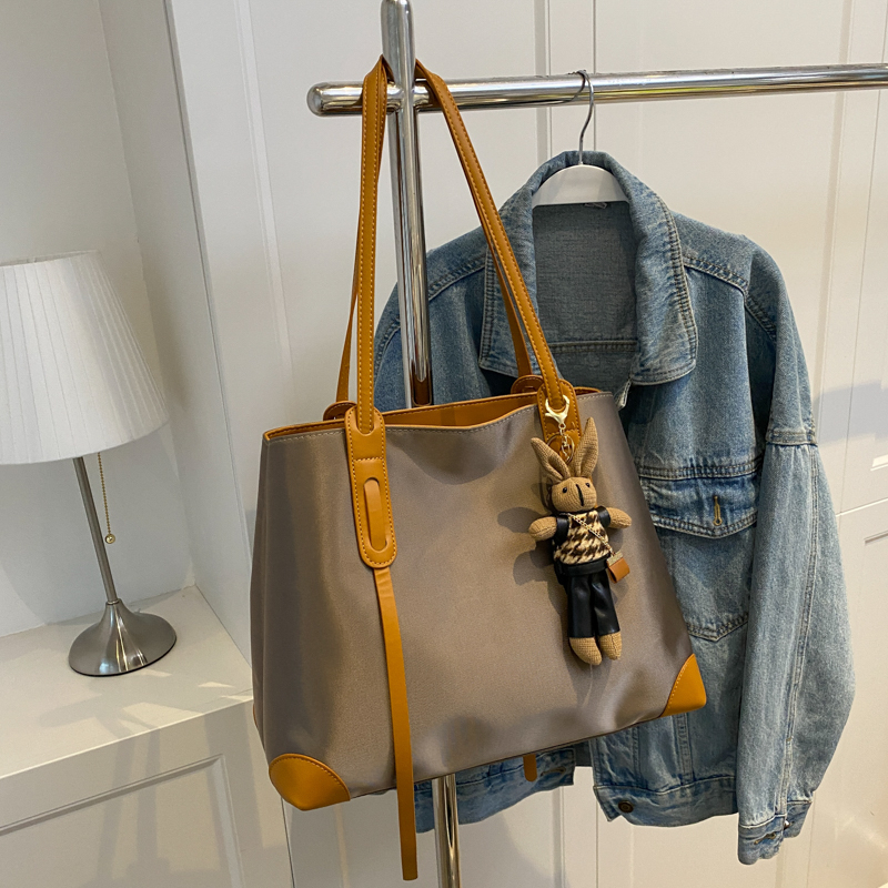 Geantă Tote pentru femei - stil pe umăr crossbody, material: mătase cu imprimeu floral, formă-orizontală pătrată, închidere cu capac, buzunar interior cu fermoar