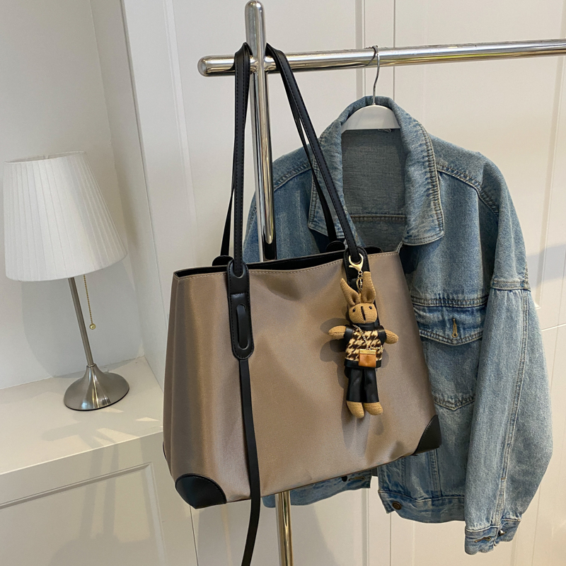 Geantă Tote pentru femei - stil pe umăr crossbody, material: mătase cu imprimeu floral, formă-orizontală pătrată, închidere cu capac, buzunar interior cu fermoar