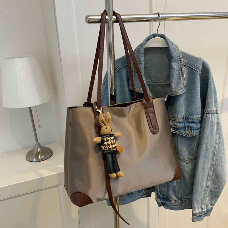 Geantă Tote pentru femei - stil pe umăr crossbody, material: mătase cu imprimeu floral, formă-orizontală pătrată, închidere cu capac, buzunar interior cu fermoar